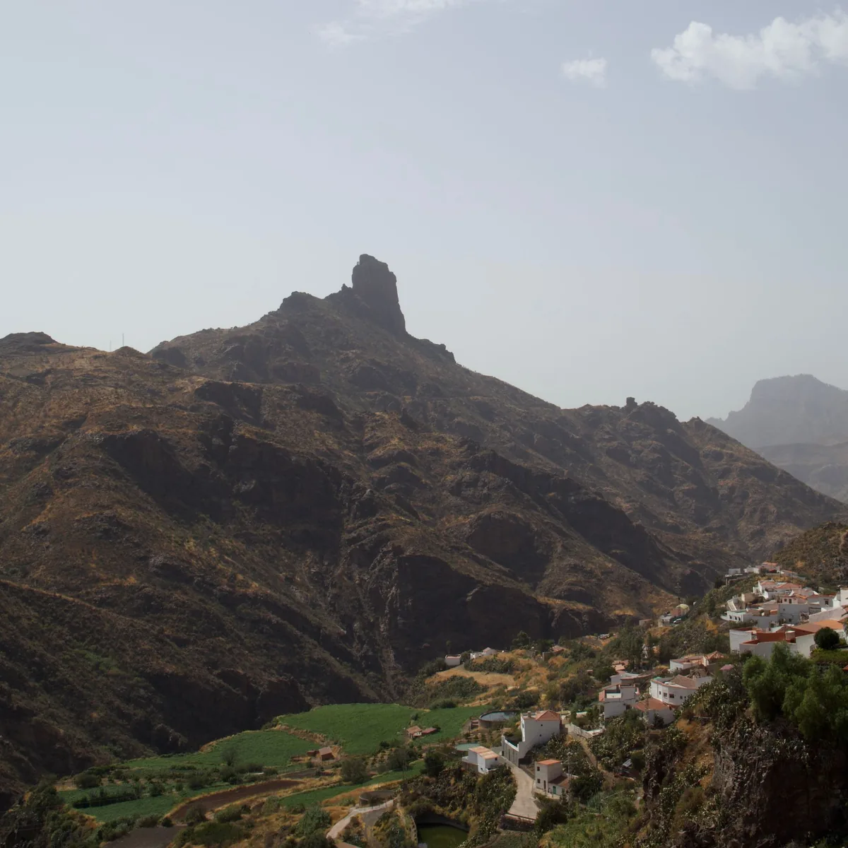 Vista del Roque Bentayga y el pueblo de Tejeda entre las montañas